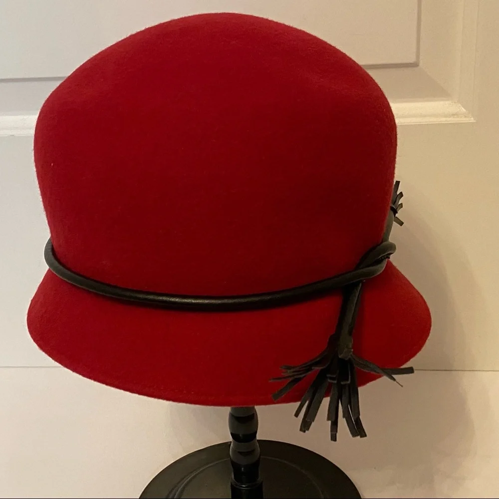 ALESSANDRA BACCI SCARPELLINI FIRENZE ITALY HAT RED BLACK LEATHER FRINGE TIE